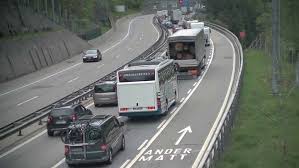 Der tunnel ist teil der schweizer nationalstrasse a2 von basel nach chiasso. Strassenverkehr Auffahrts Stau Am Gotthard Wann Sie Am Besten Losfahren
