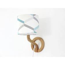 Le style scandinave c'est du bois et de jolies couleurs douces. Applique Murale Scandinave En Bois Avec Abat Jour Geometrique Bleu Gris Jourdepluiecreations