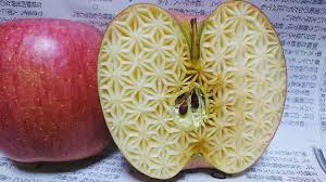 Gaku Cet Artiste Japonais Qui Sculpte Dans Des Fruits Et Legumes Sculptures De Fruits Art Comestible Sculpture Sur Legumes