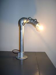 staande lamp gemaakt van steigerbuizen industriele lampen lampen houten kasten