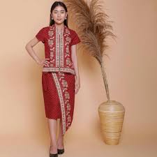Seperti gambar diatas, batik kawung jadi aksen untuk mempermanis ujung pakaian. 45 Model Dress Batik Modern Kombinasi Elegan Terbaru 2020