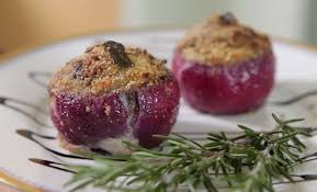 Spolverizzale di pangrattato integrale e disponile su una teglia. Cipolle Ripiene Wonderfood Cucina Creativa