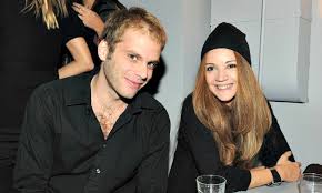 Στο εξομολογητήριο, η ιωάννα παππά αποκάλυψε, μεταξύ άλλων, ότι έχει ψάξει τηλέφωνο συντρόφου της. Pappa Poylakhs Xwrisan Meta Apo Epta Xronia Sxeshs Joytv