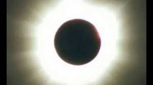 Entre l'éclipse partielle et l'éclipse totale (occultation intégrale du disque solaire par la lune) se déroulent également des éclipses annulaires ou centrales : Eclipse De Soleil Du 21 Juin 2001 Youtube