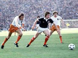Ante la escasez de viviendas y unos precios altos ¿vuelve #holanda a las casas prefabricadas? Scotland 3 Holland 2 In 1978 In Mendoza Willie Donachie Comes Out With The Ball In Group 4 Worldcupfi National Football Teams Pure Football Football Pictures