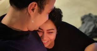 زواج شيرين عبد الوهاب وحسام حبيب خرج الى الضوء أخيرا بعد نفي الثنائي لأكثر من مرة لأي بالفيديو بنات شيرين عبد الوهاب بعد ما كبروا من داخل منزلهم الفخم مع والدتهم وحسام. Ø´ÙŠØ±ÙŠÙ† Ø¹Ø¨Ø¯ Ø§Ù„ÙˆÙ‡Ø§Ø¨ ØªØ³Ø®Ø± Ù…Ù† Ø´Ø§Ø¦Ø¹Ø© Ù…Ø´Ø§Ø¬Ø±ØªÙ‡Ø§ Ù…Ø¹ Ø­Ø³Ø§Ù… Ø­Ø¨ÙŠØ¨ Ù…Ø¨Ù†Ø¨Ø·Ù„Ø´ Ø®Ù†Ø§Ù‚ Ø§Ù„ÙŠÙˆÙ… Ø§Ù„Ø³Ø§Ø¨Ø¹