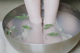 Tanpa disadari tubuh manusia setiap hari terkena paparan racun, baik itu melalui udara yang dihirup maupun melalui makanan dan minuman. Ini Dia Manfaat Kesehatan Dari Merendam Kaki Dengan Air Garam Sonora Id