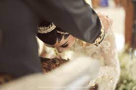 Outdoor Javanese Wedding At De La Rossa Kemang The Bride Dept Foto Perkawinan Fotografi Pengantin Pose Perkawinan