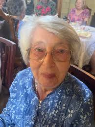 Lucy is starstruck by a museum piece מששי! F= --