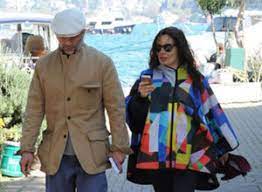 Aile yemeği yiyen nil karaibrahimgil ve serdar erener, çıkışta oğullarının yüzünün görüntülenmemesi için büyük çaba sarf etti. Serdar Erener Ile Esi Nil Karaibrahimgil 25 Milyona Kosk Aliyor Fiskos Haberleri