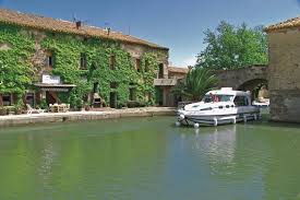 Le canal du midi c'est pour vous 240 km de balades au fil de l'eau, en bateau bien sûr mais aussi à pied, à vélo ou même à roller. Location Bateau Sans Permis Sur Le Canal Du Midi