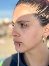 Aprendí que no se sana evitando sentir, Se sana atreviéndose otra vez.  Todavía tengo miedo, pero esta vez no me voy a ir.