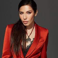 Anne ve babasının evliliğinin sona ermesinden sonra 18 yaşına kadar babasının. Burcu Gunes Spotify