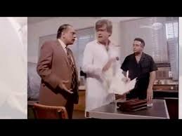 دور الشخص الذي يفقد عقله استهوى النجم محمود عبد العزيز في العديد من الأفلام، أبرزها فيلم «العار»، الذي جسد فيه دور «الدكتور عادل» الذي أصابه الجنون بعد أن ضاع منه كل شيء، ليغني: Ù…Ù† Ù‚Ù†Ø¯ÙŠÙ„ Ø£Ù… Ù‡Ø§Ø´Ù… Ø¥Ù„Ù‰ Ø¬Ø±ÙŠ Ø§Ù„ÙˆØ­ÙˆØ´ Ø§Ù„Ø¹Ù„Ù… ÙŠÙ†Ù‡Ø²Ù… Ø£Ù…Ø§Ù… Ø§Ù„Ø®Ø±Ø§ÙØ© Ø£ØµÙˆØ§Øª Ø£ÙˆÙ†Ù„Ø§ÙŠÙ†