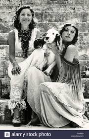 Mia martini e ivano fossati raccontano come è nata la loro esecuzione di vedrai vedrai di luigi per il suo primo album dal vivo miei compagni di viaggio, mia martini registra in concerto nel 1983. Italienischen Schwestern Und Sanger Mia Martini Domenica Berte Und Loredana Berte Sitzen Auf Einige Schritte Mit Einem Hund Rom 1970 S 172 Mia Martini Und Loredana Berte Stockfotografie Alamy