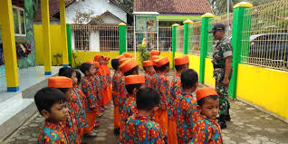 Mewarnai akan melatih kemampuan anak untuk memadukan beberapa warna menjadi sebuah gambar utuh. Kenalkan Tugas Tni Bikin Penasaran Anak Tk Kodam Iv Diponegoro
