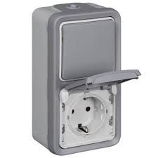 Schalter und steckdosen für heim und garten doppelsteckdosen, feuchtraumsteckdosen lichtschalter, wechselschalter jetzt online kaufen. Legrand 069746 Kombination Aufputz Feuchtraum Plexo 55