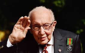 Tom moore, the war veteran who raised £33 million ($40.4 million) for uk hospitals by walking laps of his backyard, is to receive a knighthood after a special nomination from prime minister boris johnson. Capitao Tom Moore E Homenageado Em Projeto Global Que Celebra A Esperanca Vogue Atualidades