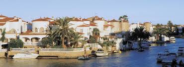 Im golf von rosas befindet sich der größte yachthafen europas, an einem 30 kilometer langen kanalnetz finden 5000 boote platz, die marina d´ empuriabrava bie. Empuriabrava Ferienwohnungen Ferienhauser Fincas Mit Pool