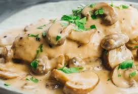 Blanquette De Poulet Aux Champignons Le Terme Blanquette Vient De Ce Que La Sauce Qui Nappe Le Ragou En 2020 Recettes De Cuisine Recette De Plat Recette Cuisine Facile