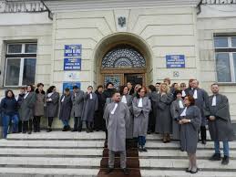 Maybe you would like to learn more about one of these? Foto Grefierii De La Curtea De Apel Alba Iulia Au Protestat In FaÈ›a InstanÈ›ei NemulÈ›umiÈ›i De Salarii È™i De CondiÈ›iile De MuncÄƒ Ziarul Unirea