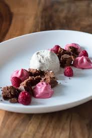 Tonkabohnen Eis Mit Brownie Crumble Und Himbeer Espuma Tonkabohneneis Gourmet Desserts Gourmet Rezepte
