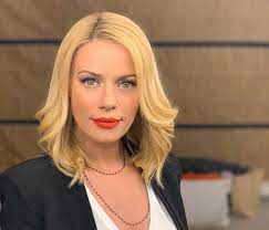 Μπορεί η ζέτα μακρυπούλια να είναι γνωστή σε όλους μας ως ζέτα, ωστόσο το όνομα που της έδωσε ο παπάς στην εκκλησία δεν είναι αυτό. Makrypoylia Xatzhgiannhs H Koinh Fwto Apo To 2005 Prin Ginoyn Zeygari Queen Gr