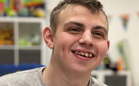 Argyfwng” teuluoedd sydd methu cael canabis meddygol i'w plant