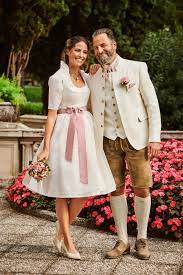 Jetzt kommt es ganz neu und jung. Hochzeitstracht Von Wimmer Schneidert Salzburg