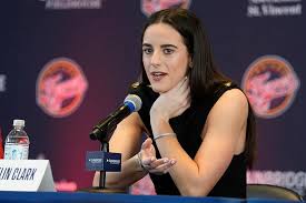 Caitlin Clark did not approve another awkward question from a reporter at a  press conference | Marca