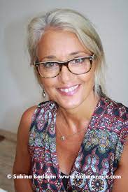 Rechteckiges gesicht diese frisuren passen zur brille. Graues Oder Weisses Haar Macht Nicht Automatisch Alt Sondern Kann Sehr Attraktiv Aussehen Farbenreich Weblog
