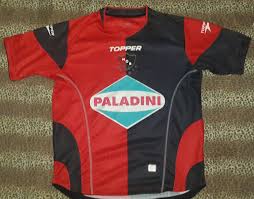 El cordobés arribó a las divisiones inferiores leprosas y debutó oficialmente el 29 de septiembre de 2015 con triunfo ante estudiantes de la plata. Newells Old Boys Home Camiseta De Futbol 2008