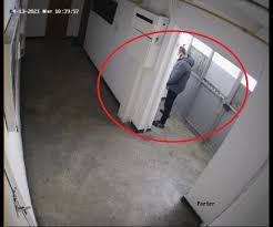 Produsul meu se afla la ei in depozit de 11 zile. Exclusiv Un Angajat De La Firma De Curierat Dpd Dupa Ce A Lasat Coletul A Urinat In Scara Blocului Video Constanta Ziare Com Mobile