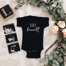 Welcome baby to the world with these unique newborn baby gift ideas. Personalisierter Baby Namen Bodysuit Baby Gifts Unique And Personalized Baby Babyn Personalized Baby Onesies Unique Newborn Baby Gifts Baby Boy Gifts