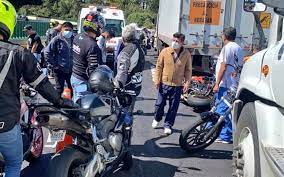 Aquí el video de un tramos del múltiple accidente con 6 muertos y 13 motos involucradas. 1ocmepqdizkmom
