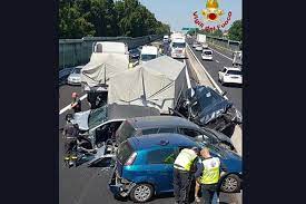 L'autostrada è rimasta chiusa per diversi. Incidente A11 Maxi Tamponamento Tra Auto E Camion 3 Feriti E Traffico In Tilt Verso Firenze