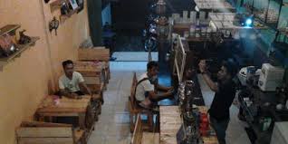 Viral foto kedai kopi yang ramai pengunjung pria karena pegawainya via wolipop.detik.com. Manisnya Bisnis Kedai Kopi Anak Muda Beromzet Rp 30 Juta Per Bulan Merdeka Com