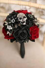 Broschen bouquets wedding bouquets bouqets festa rock roll dream wedding wedding day wedding rings geek wedding wedding black. Bridesmaid Skull Wedding Bouquet Alternative Ornate Handle Etsy Skull Wedding Gothic Wedding Decorations Halloween Themed Wedding