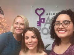 Hoy contamos con la visita del maravilloso equipo de UNOde50 junto a Melisa  Guzmán y la Primera Dama de San Juan, Maritere González, para hacer entrega  de los regalos que Uno de