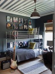 Jungenzimmer Gestalten Stockbett Teppich Gitarre Dekokissen Wanddeko Jugendzimmer Zimmer Teenagerzimmer