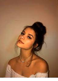 At home photoshoot ideas with one light portrait lighting: Necklace And Simple Hair For Home Instagram Photo Inspiration Photos Tumblr Selfie Poses Instagram Photo Inspiration Selfies Poses Cute Instagram Pictures