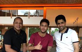 Paris saint germain kulübünün yüzde yetmişini satın almakla birlikte, katar tenis federasyonu, asya tenis federasyonu ve al jazeera sports kanalının başkanlığını yürütmektedir. Therapie De Couple Al Khelaifi Et Henrique Rendent Visite A Neymar Au Bresil Pour Le Retenir