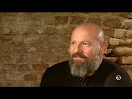 Poetul a preparat mâncare de urzici şi un iepure de câmp împănat, iar momentele muzicale au fost susţinute de taraful lui george strugurel. PoliticÄ Si DelicateÅ£uri Invitat CÄtÄlin StefÄnescu Tvr1 Youtube