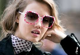 Occhiali visti street style sulle modelle durante le sfilate