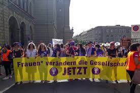 Als frauenstreik wird die organisierte aussetzung der arbeit von frauen bezeichnet, mit der auf systematische oder strukturelle probleme in der absicht aufmerksam gemacht werden soll, entsprechende politische ziele durchzusetzen. Frauenstreik 2019