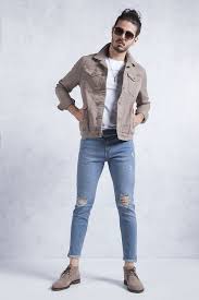 Toprak Renk Kot Ceket Kombini Yirtik Slim Fit Jean Ile Beyaz Bisiklet Yaka T Shirt Toprak Rengi Kot Ceket Olmadan Tamamen Eksik Kalirdi Kot Ceket Kotlar Fit