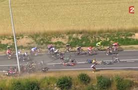 Le tour de france a annoncé sa volonté de porter plainte contre la spectatrice à l'origine samedi de la grosse chute survenue à 45 kilomètres de l'arrivée de la première étape à landerneau dans le finistère. Top 7 Des Pires Chutes Du Tour De France