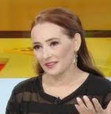 Sosyal sorumluluk projelerinde de yer alan hüner coşkuner, lösemili çocuklar vakfı başta olmak üzere bedensel engelliler, dünya şizofrenililer derneği'nde gönüllü olarak çalıştı. Besteciler Com Huner Coskuner