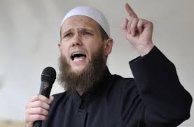Fünf jahre nach der aktion von islamisten verhängte das wuppertaler landgericht (lg) am montag geldstrafen zwischen 30 und 80 tagessätzen gegen sieben männer im alter von 27 bis 37 jahren. Sven Lau Unter Terrorverdacht Initiator Der Scharia Polizei In Haft Baden Wurttemberg Stuttgarter Zeitung