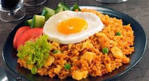 Seperti namanya, nasi goreng kimchi diperbuat dengan cara menggoreng nasi dengan kimchi, pes lada, minyak bijan. Nasi Goreng Kimchi Rempah Haji Halim